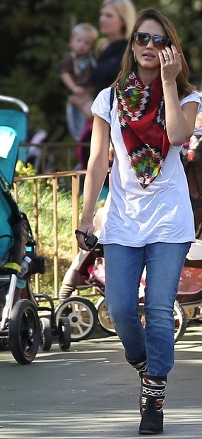 Jessica-Alba-Disneyland