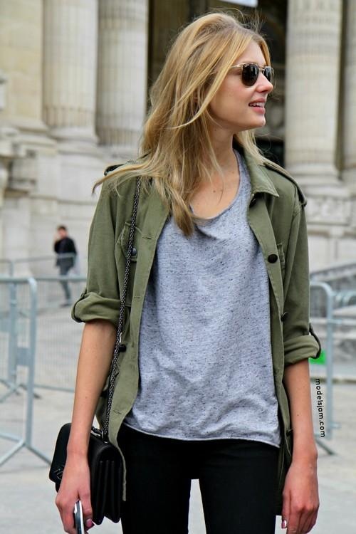 grey t and green